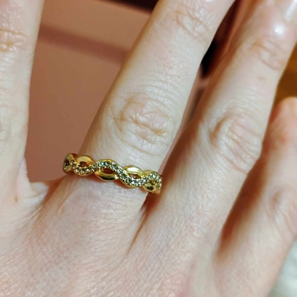 Size 7 Gold Twisted Pavé Ring - Women Jewelry